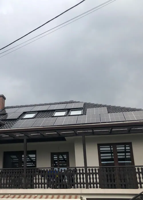 Panele fotowoltaiczne Trina Solar 405 Wp zamontowane na dachu pokrytym dachówką ceramiczną