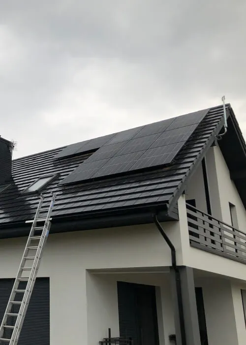 Panele fotowoltaiczne Longi Solar 405 Wp zamontowane na dachu pokrytym płaską dachówką ceramiczną