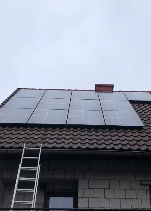 Panele fotowoltaiczne Trina Solar 400 Wp zamontowane na dachu pokrytym blachodachówką